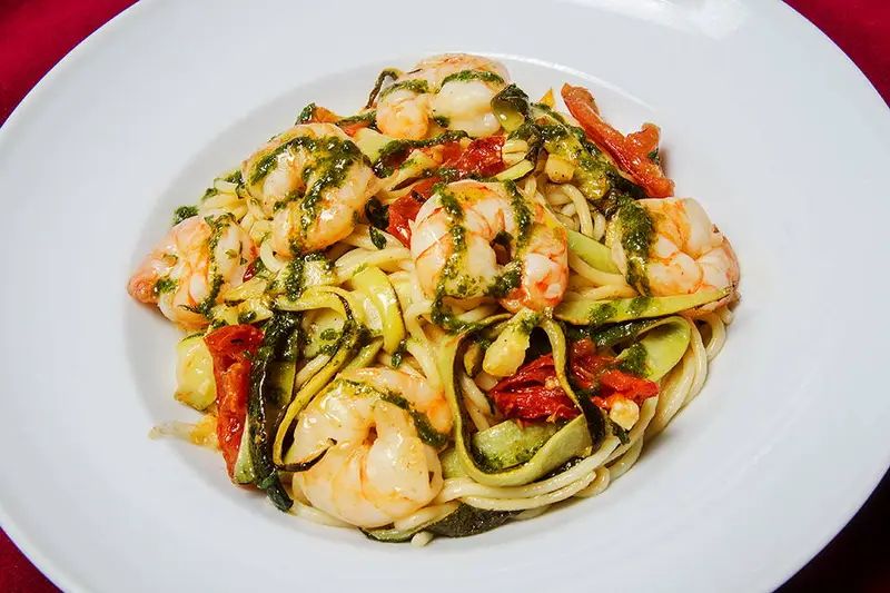 Spaghetti sautés aux scampi et au citron : Courgettes citronnées en lamelles, scampi (décortiqués), tomates cerises, basilic ciselé.