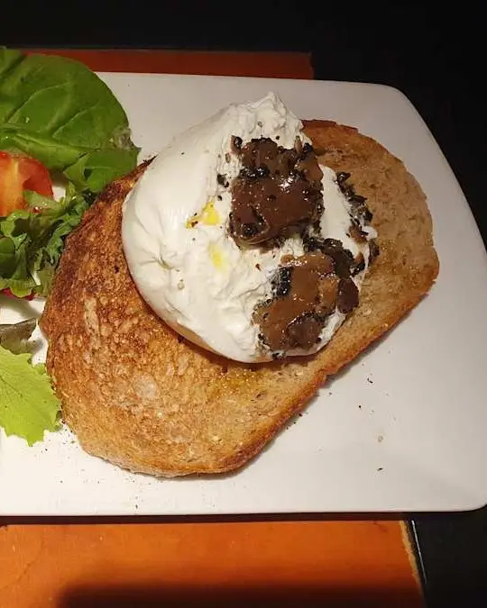Burrata des Pouilles aux truffes : Nous proposons cette même burrata servie avec de nouveaux copeaux de truffes.