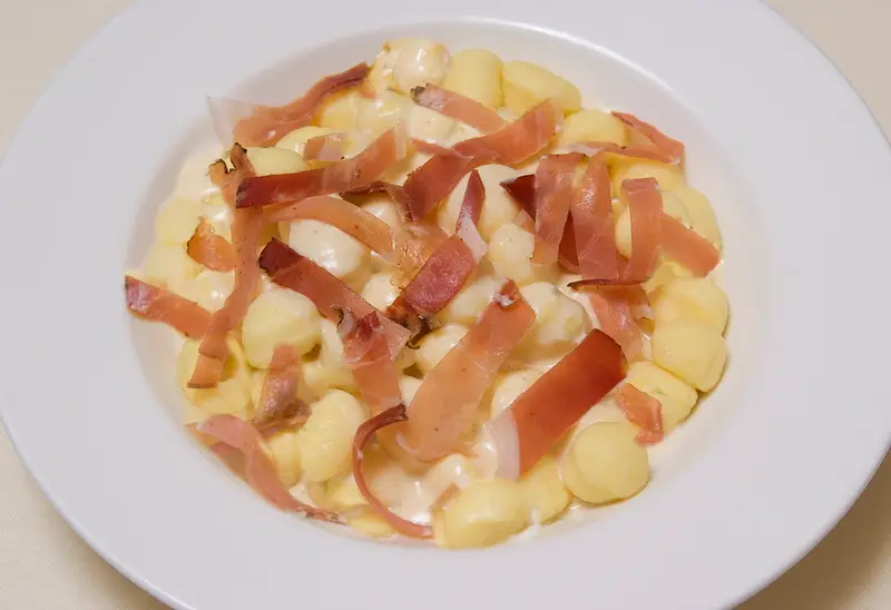 Gnocchi au speck et au gorgonzola : Le speck est un jambon fumé du Tyrol dont la saveur corsée s’allie bien au gorgonzola