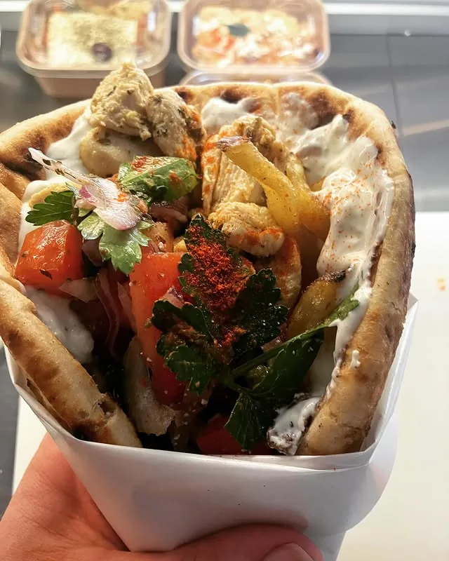 Pita Poulet : Poulet mariné (huile d’olive de Kalamata, citron, origan), tzatziki, salade grecque, quelques frites
