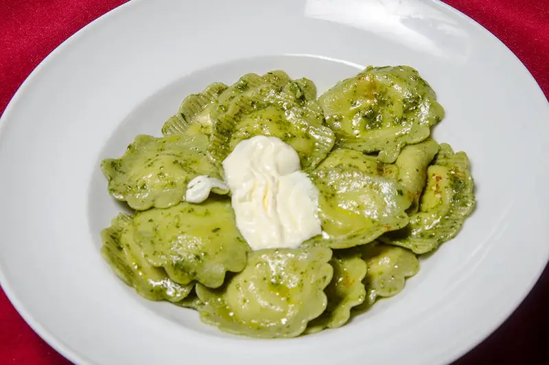 Ravioli verts maison aux trois fromages : Farce au parmesan, ricotta et emmental, sauce au pistou.