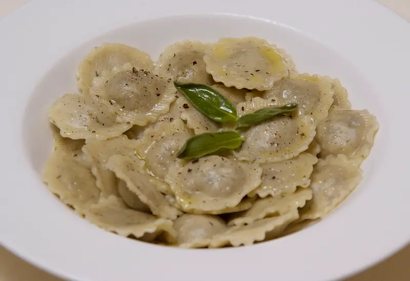 Ravioli piémontais maison au beurre de sauge : Farce de veau et poulet braisés, céleri, épinards, oignons, riz rond, ail, vin blanc, basilic et parmesan.