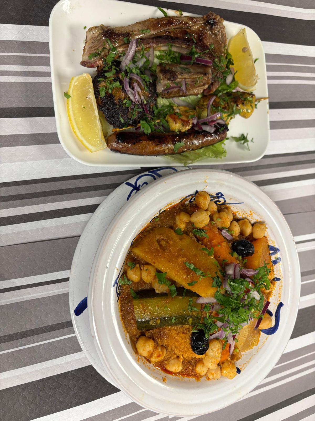Couscous Ali Baba : Le couscous de la maison : semoule et légumes du bouillon, avec côtelette, merguez, kefta et brochette
