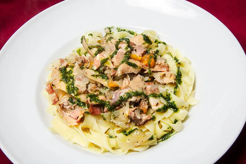 Tagliatelle au lapin confit et au basilic : Morceaux de lapin et lardons dorés à l’huile d’olive, avec ail, herbes de Provence et pistou.
