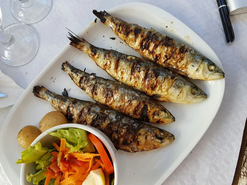 Sardines grillées : Sardines grillées à la plancha, avec frites maison et salade
