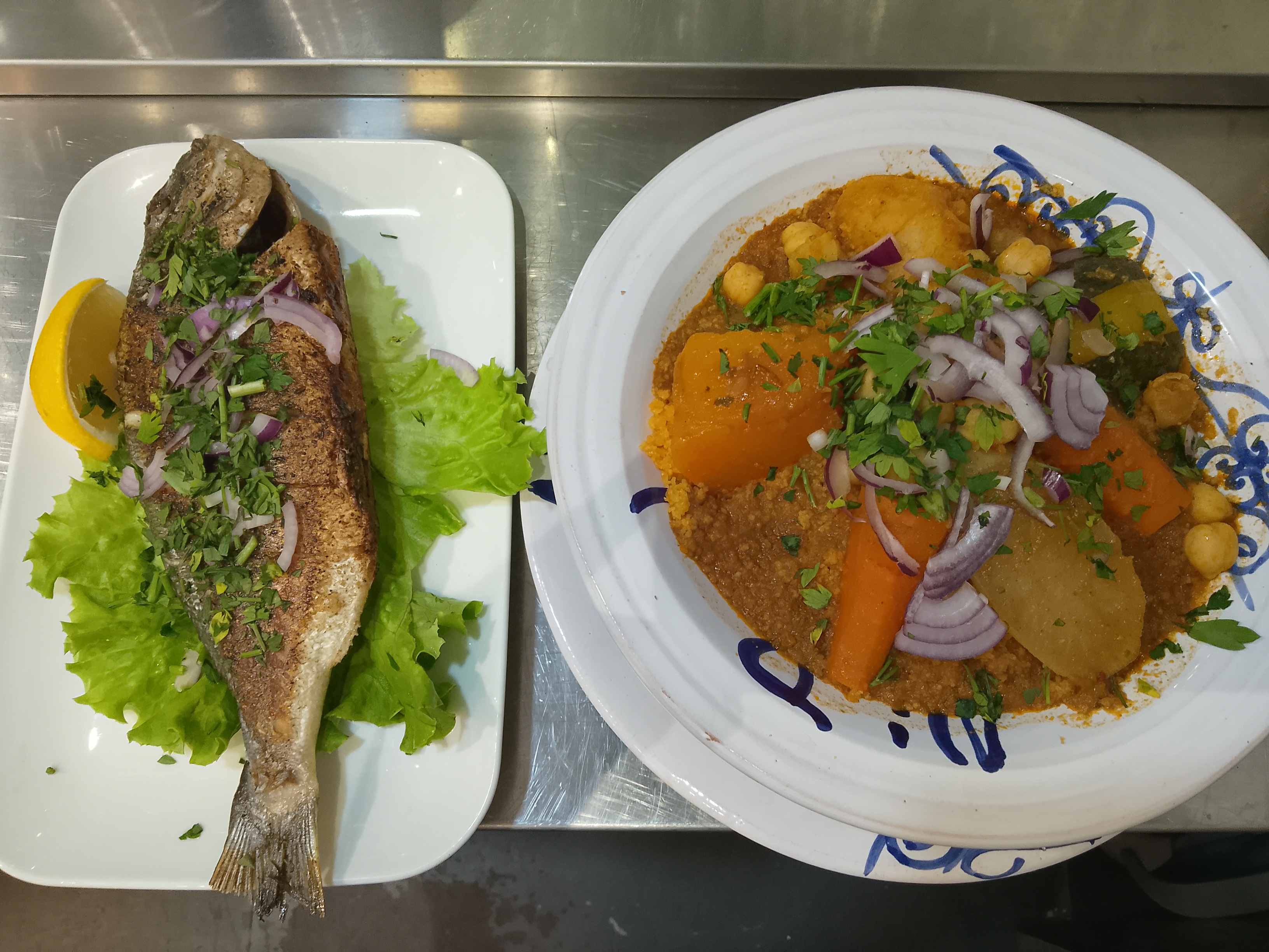 Couscous à la daurade : semoule, légumes du bouillon et poisson grillé