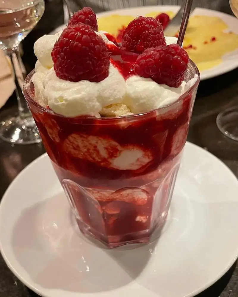 Meringata aux fruits : Chantilly, meringues brisées et fruits