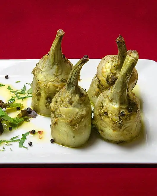 Artichauts à la romaine : Petits artichauts cuits à l’étouffée dans un vin blanc, avec de la menthe fraîche et du persil.