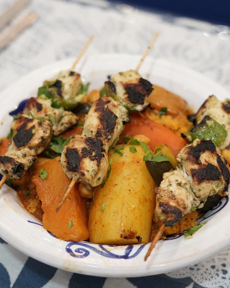 Formule enfant (moins de 11 ans) : Une viande au choix (merguez, kefta ou brochette) avec mini couscous ou frites maison, et une boisson au choix, sauf cocktail