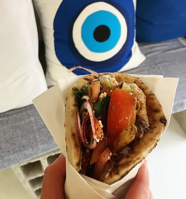 Pita Halloumi : Halloumi grillé, huile d’olive de Kalamata, origan, tzatziki, salade grecque, frites