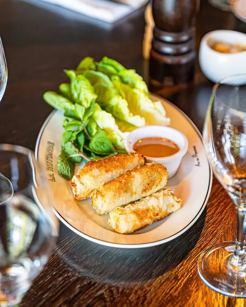 Nems de poulet thaï : Sucrine et menthe fraîche