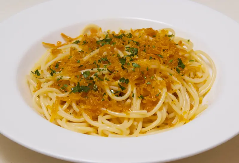Spaghetti à la poutargue : La poutargue est une compression d’oeufs de poisson, le mulet, qui sont séchés et conservés dans une gangue de cire. Elle est servie râpée sur les pâtes poêlées à l’huile d’olive.