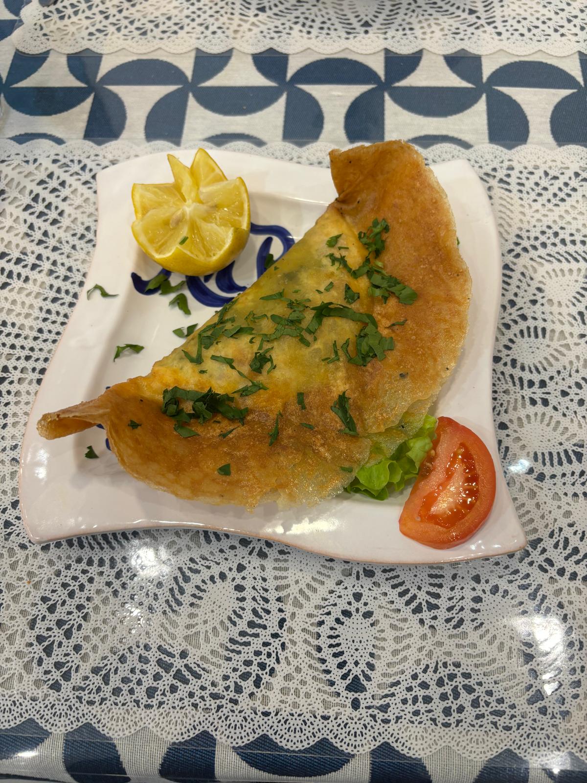 Brick œuf, crevette : Feuille de brick frite, croustillante : œuf coulant, crevettes, pomme de terre, ail, persil