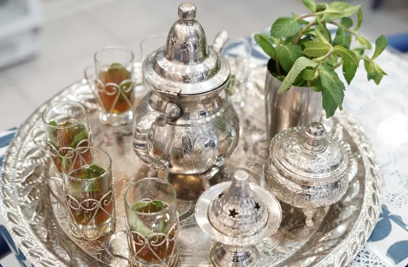 Thé à la menthe : Thé vert à la menthe fraîche, servi à la théière