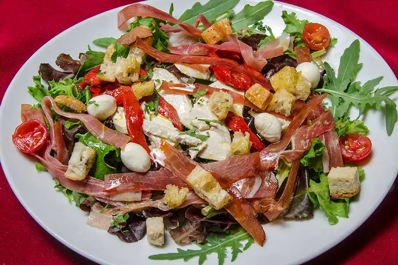 Salade "Al Dente" : Mesclun, speck, poivrons grillés, croûtons, mozzarella de bufflone et émincés de volaille.