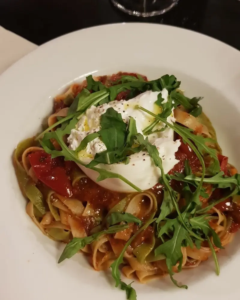 Tagliatelle Caprese : Sauce tomate napolitaine traditionnelle, et burrata des Pouilles, roquette