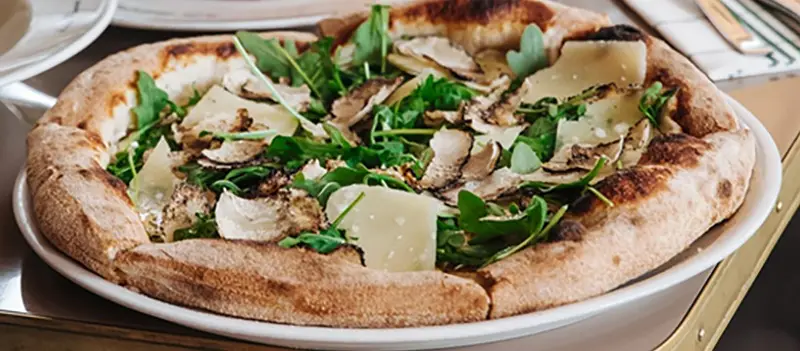 Tartufo, la pizzeta : Crème de truffe, roquette, Parmigiano Reggiano, truffe d’été tuber aestivum · Végétarien