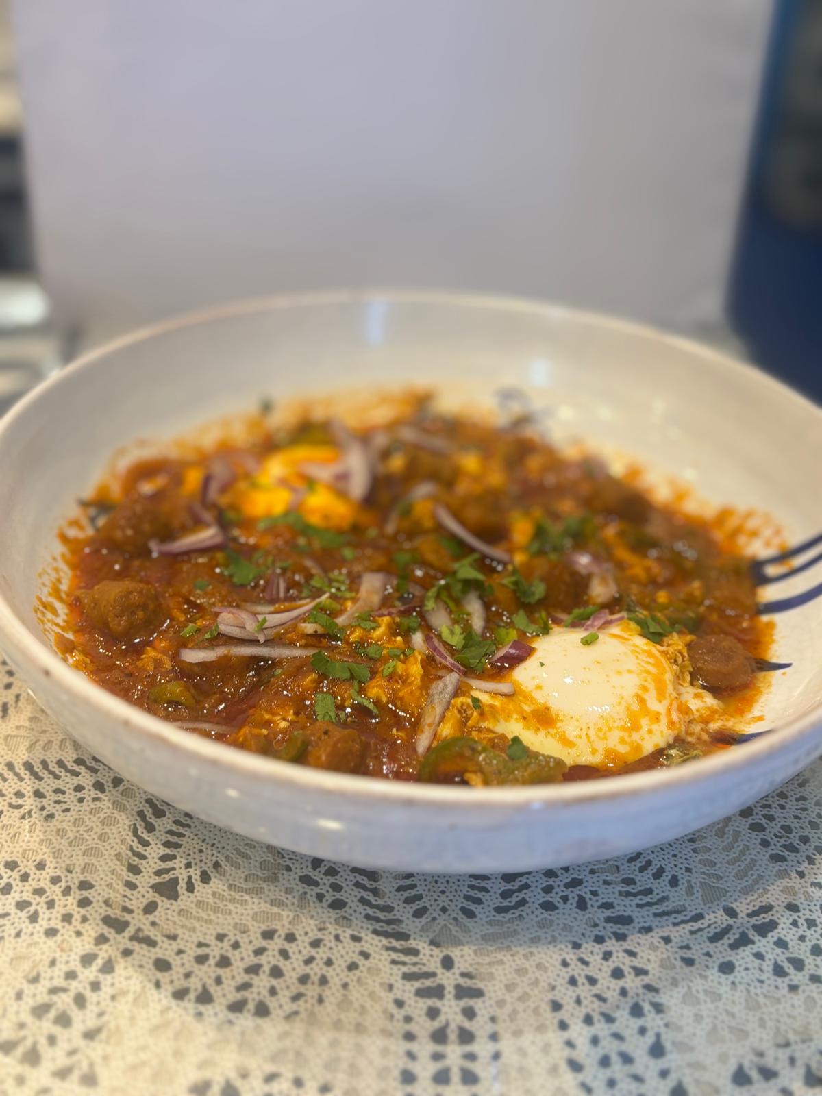 Ojja escalope ou merguez : L’ojja — tomate, poivron, oignons, œufs —, avec escalope ou merguez