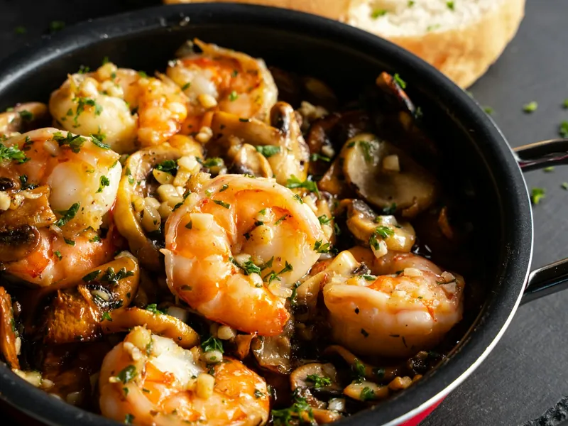Ojja aux fruits de mer : L’ojja — tomate, poivron, oignons, œufs —, avec fruits de mer