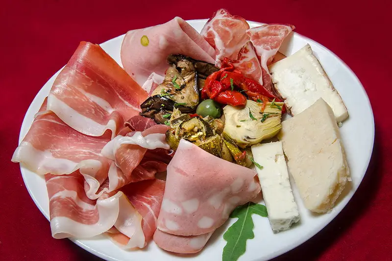 L’assiette d’antipasti : Une entrée copieuse, qui peut être partagée, ou choisie en plat principal. Assortiments de nos entrées, charcuteries et fromages italiens.