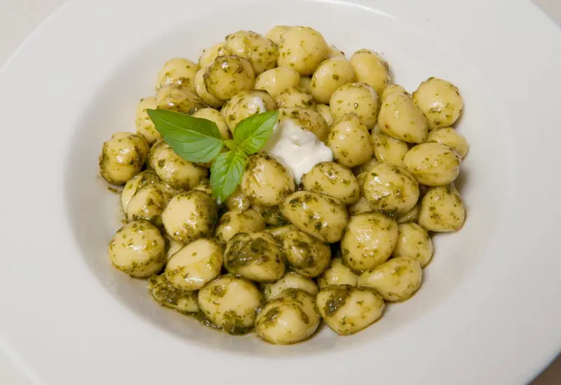 Gnocchi al pesto, comme à Gênes : Huile d’olive, basilic, ail, pignons et parmesan.