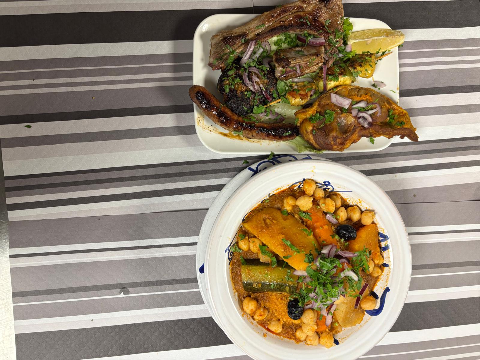Couscous royal : Semoule et légumes du bouillon, avec côtelette, merguez, agneau, kefta et brochette