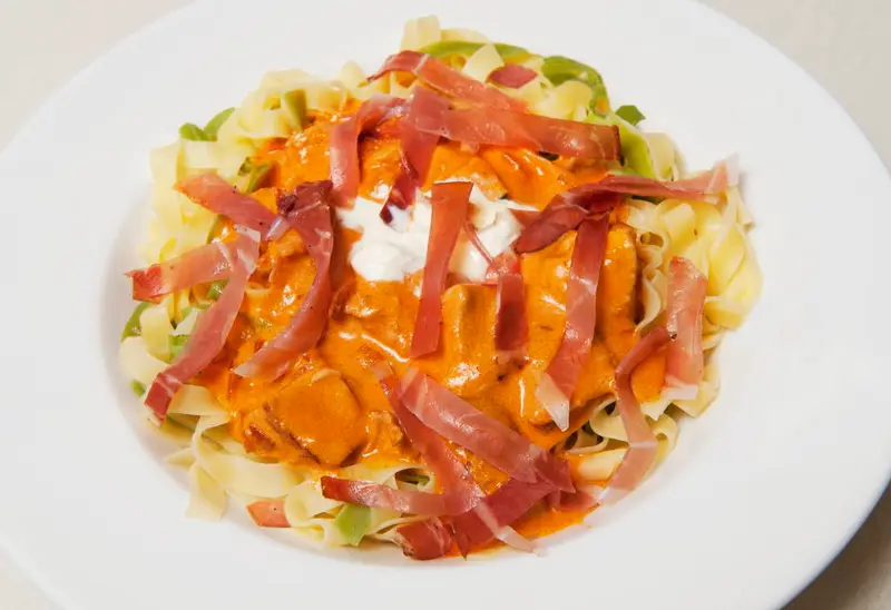 Tagliatelle "alla contadina" : Sauce blanche légèrement relevée, blancs de volaille, jambon de pays