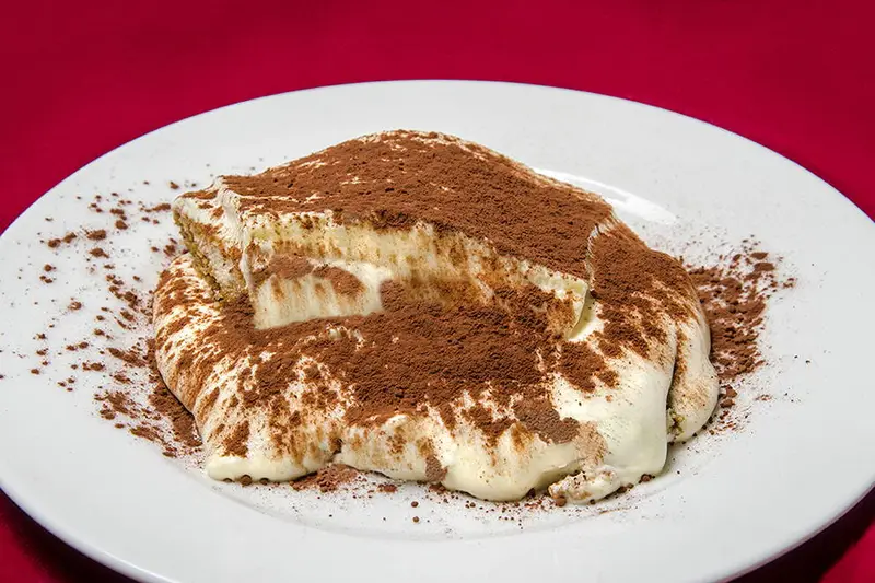 Tiramisu au café et au Marsala : Spécialité vénitienne : biscuit au café et au Marsala, recouvert d’une crème de mascarpone fouettée.